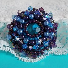 Ring Roses Bleues Royales, bestickt mit einem Glascabochon und wunderschönen Perlen im Barockstil